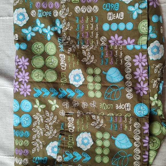 Sb Scrubs Floral Pattern with inspirational words top Size Small - Picture 3 of 3